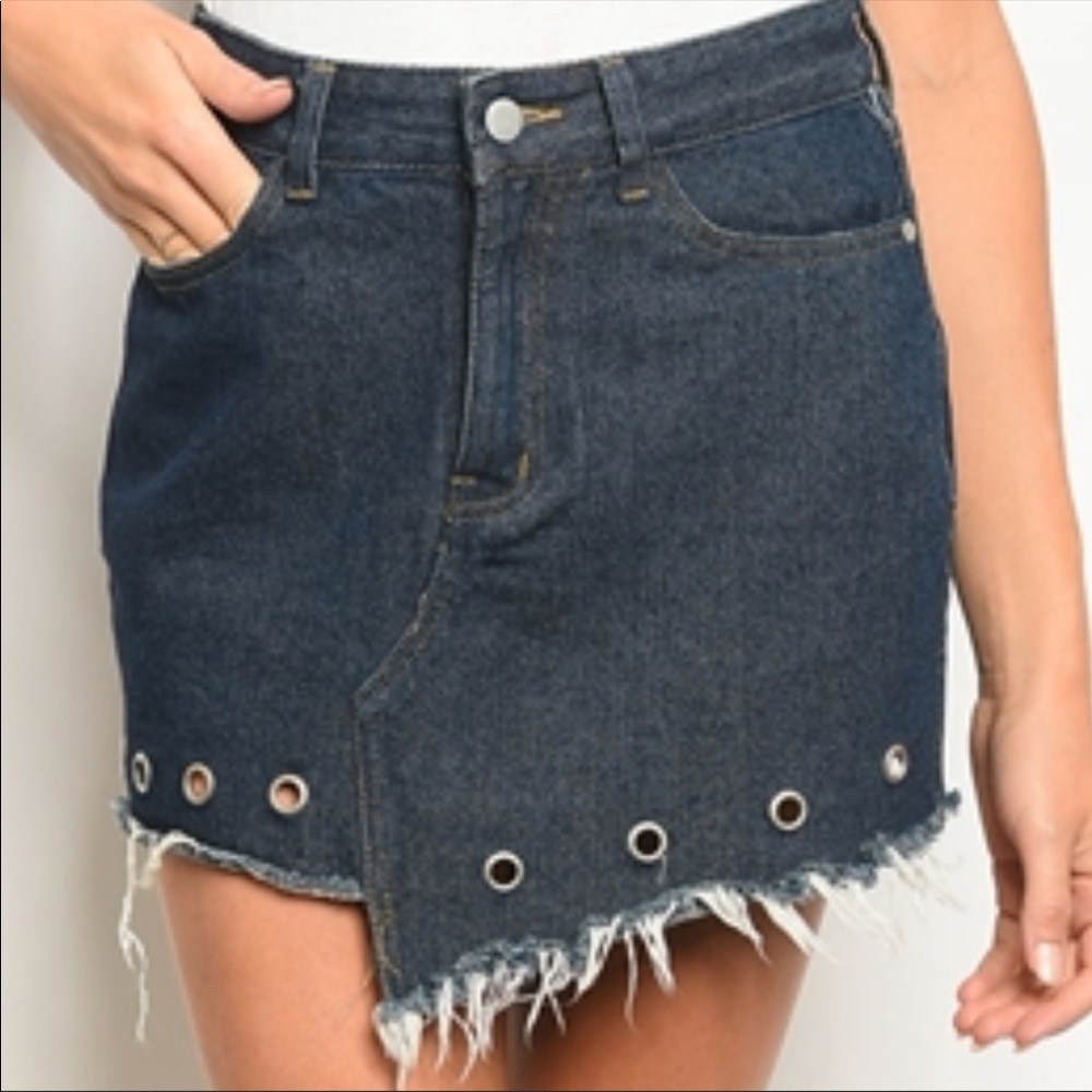 TRENDY Denim Mini Skirt Distressed & with Grommets - Picture 2 of 4